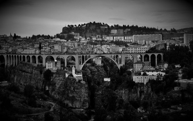 Σμήνος ιπτάμενων δίσκων πάνω από την Αλγερία…